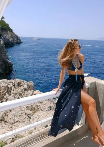 Camila Quintão veste HK Beachwear Saia Wrap Universe - Look do dia - lookdodia.com