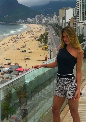 Carol Magalhaes veste Canal Body Assimétrico Preto - Look do dia - lookdodia.com
