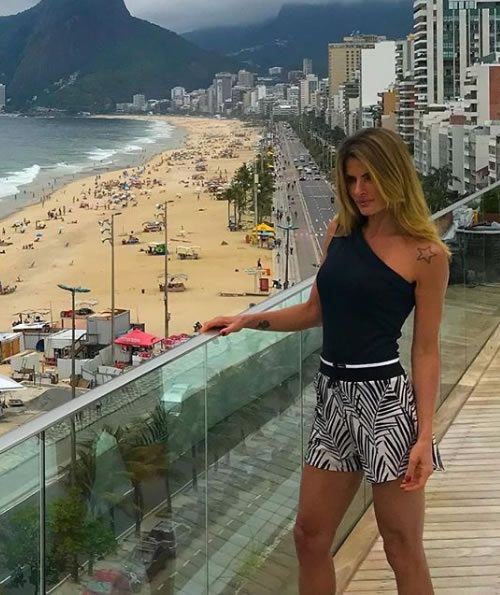 Carol Magalhaes veste Canal Body Assimétrico Preto - Look do dia - lookdodia.com