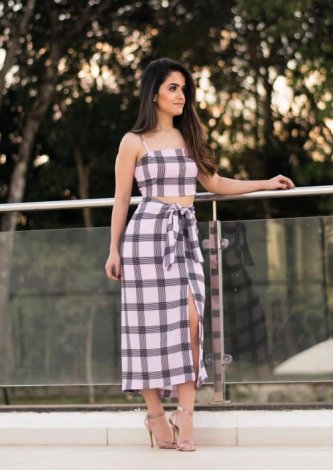 Tata Estaniecki veste Fashion Closet: Cropped Checkerboard - Look do dia